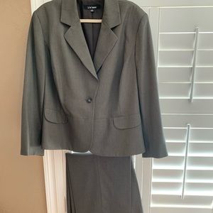 Grey Classic pant suit by Le Suit